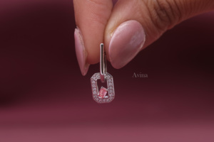 Boucles d'oreilles créoles Huggie en or blanc/rose et or jaune 14 carats avec diamant rose taille émeraude certifié IGI, cultivé en laboratoire |   Bijoux fins de luxe - Product Image 4
