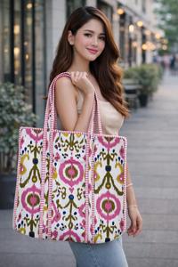 กระเป๋าโท้ทผู้หญิงสุดเก๋ ลายดอกไม้ขนาดใหญ่ สีฟ้า ผ้าควิลท์ ปิดแบบเปิด ผลิตจากผ้าฝ้ายอินเดีย ซักได้ เหมาะสำหรับการช้อปปิ้งและการเดินทางในชีวิตประจำวัน - Product Image 2