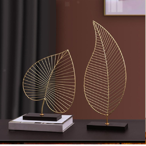 Hojas de loto doradas dobles únicas en forma de tallo curvo, un acento botánico artístico para la mesa. Disponible a precios de mayorista. - Product Image 6