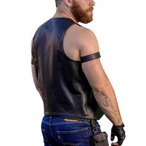 Gilet en cuir sans manches pour homme avec bretelles et gants sans doigts, style motard, tenue en jean bleu foncé - Product Image 3
