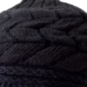 Gorro de invierno de punto trenzado negro AKA con letras bordadas en rosa y verde, suave y cálido, para mujer, color negro - Product Image 2