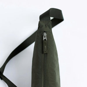 TST 3005.1 Bolso bandolera unisex básico de nailon arrugado con forma de media luna - Product Image 4