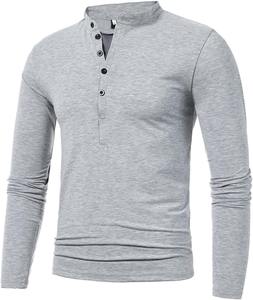 Camisa de Hombre Gris Claro de Manga Corta Antiarrugas con Rayas Blancas en Contraste en el Pecho y Mangas, Cierre de 3 Botones, Corte Relajado, Tejido de Punto - Product Image 3