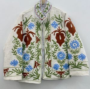 Manteau d'hiver blanc bohème en coton brodé floral Suzani, veste coupe-vent en TNT tricoté, col mandarin épais non tissé - Product Image 1