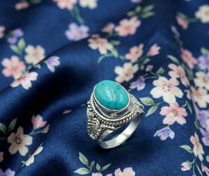 Bague de fiançailles ovale en argent sterling 925 avec turquoise naturelle Holo, faite à la main, style vintage bohème, artisanale, pierre précieuse, or jaune - Product Image 3