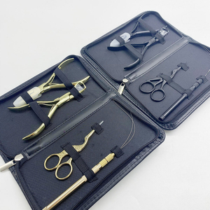 Kit d'outils professionnel pour extensions capillaires avec double étui, comprenant des pinces à micro-anneaux plaquées or et noir, des ciseaux à bec de cygne et des aiguilles à boucle, pour la vente en gros - Product Image 1