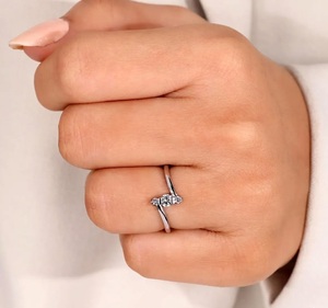 Bague de fiançailles minimaliste en or rose 10K avec diamant de laboratoire HPHT rond de 0,23 carat couleur E VVS2 en or massif, bague empilable à trois pierres - Product Image 2