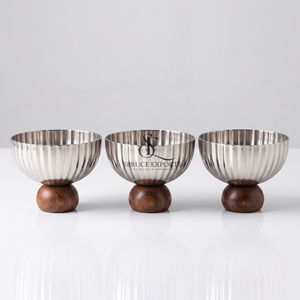 Ensemble de 3 bols modernes en métal côtelé argenté sur socles ronds en bois, pour servir des en-cas de luxe et décorer la maison - Product Image 1