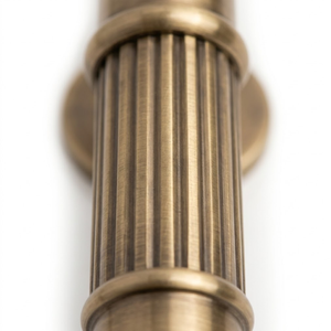 Manija de Puerta de Latón Sólido Aureus de Lujo y Duradera |   Manija Decorativa con Diseño Acanalado para Puerta Principal de Hoteles Modernos - Product Image 2