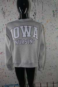 Sudadera IOWA NURSING HEATHER GREY con cuello alto, 100% BLANCA, con apliques bordados, cuello ancho, hilos finos - Product Image 2
