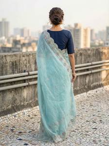 ชุดส่าหรีงานออกแบบสำหรับงานปาร์ตี้ - ผ้าโกลด์ครัชพร้อมขอบผ้าลายอาร์โคคัทและเสื้อปักลาย - Product Image 3