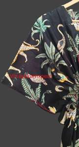 Splendido Kimono da Donna 100% Cotone Eco-Friendly Traspirante con Stampa Animale Tropicale a Tema Giungla, Vestito Lounge Nero Notte - Product Image 2