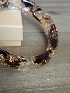 Bracelet jonc en résine fait main, forme ronde, avec feuille d'or et inclusions rouges, bijou de collection artistique, technique de moulage - Product Image 5