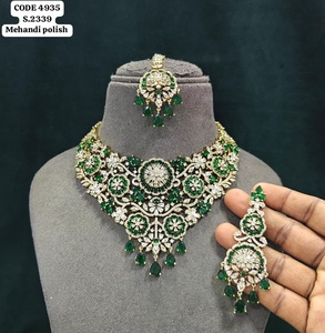 Parure de bijoux de mariée plaqué or antique de créateur, collier floral imposant, boucles d'oreilles et mang tika à pampilles en forme de goutte, vente en gros - Product Image 5