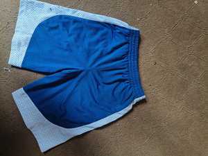 Shorts de sport pour homme, bleu et blanc, à blocs de couleur, taille élastique, respirants, en polyester, avec bande latérale - Product Image 2