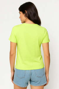 T-shirt tendance jaune-vert fluo pour femme, fabriqué au Pakistan, coupe ajustée avec logo personnalisé, idéal pour l'été – Vente en ligne - Product Image 6