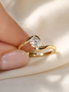 Bague fine minimaliste en or massif 14K, diamant de laboratoire solitaire en forme de poire E VS1 0,25 ct 5x3mm, pour fiançailles, empilable - Product Image 4