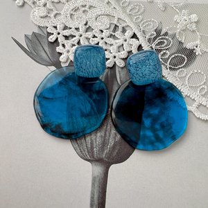 Pendientes Geométricos de Resina Hechos a Mano Ecológicos Azul Glaciar, Joyería de Estilo Tradicional para Mujer - Product Image 3