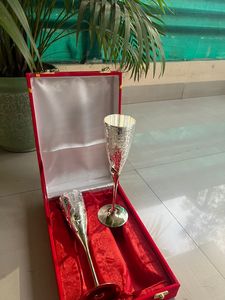 Juego de Vasos de Acero Inoxidable Contemporáneo con Diseño de Loto Elegante, Colección Aarna Royal Look, Paquete de 2, para Regalos Corporativos, Bodas y Diwali - Product Image 1