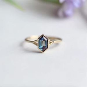 Bague de fiançailles minimaliste de luxe en Alexandrite, argent 925 plaqué or 14 carats, sertissage clos hexagonal, pour femme, idéale pour anniversaire ou soirée - Product Image 2