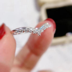 Bagues de mariage en argent sterling 925 plaqué rhodium, style hip-hop, motif chevron, empilables, pour demande en mariage, délicates, en forme de V, faites à la main, unisexe - Product Image 1