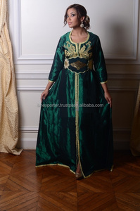 Hermosa mujer musulmana verde oscuro Kaftan con bordado y cinturón - Product Image 2