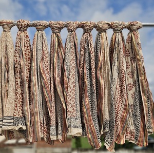 Paréo en coton imprimé à la main avec bordure Zari, motif floral, léger, style bohème, pour la plage, écharpe d'été indienne - Product Image 3