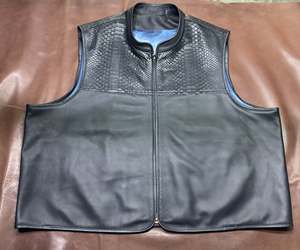 เสื้อกั๊กหนังงูหลามสำหรับผู้ชาย หนังวัวแท้ พร้อมลายหนังงู  เสื้อกั๊กหนังสำหรับขี่มอเตอร์ไซค์ - Product Image 1