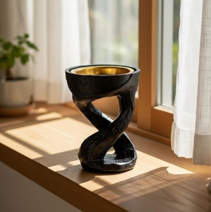 Quemador de Incienso de Madera Trenzada Único con Cuenco de Metal Dorado y Acabado Negro, Eleva el Ambiente de tu Hogar con Esta Elegante Pieza - Product Image 2