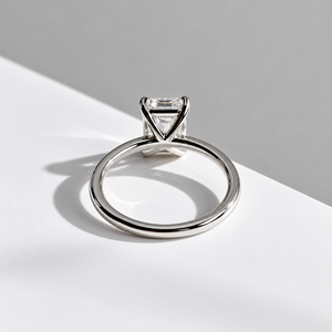 Bague de fiançailles classique solitaire en or blanc plaqué rhodium avec diamant de laboratoire taille émeraude pour femme - Product Image 3