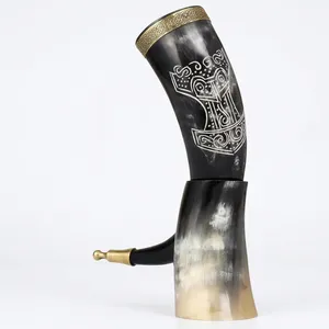 Cuerno para Beber Hecho a Mano con Cuerno de Búfalo, Diseño Animal Tallado y Borde de Latón, Artesanía Natural Coleccionable - Product Image 1