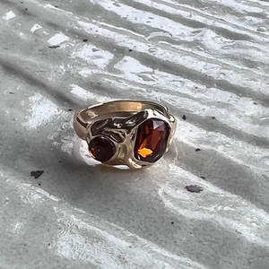 Anillo de Plata de Ley Estilo Vintage con Dos Gemas de Granate en Engaste de Bisel, Certificado por IGI - Product Image 4