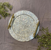 Plateaux décoratifs ronds de haute qualité, fortement recommandés, avec incrustations florales en nacre et poignées en laiton, pour Diwali, design contemporain
