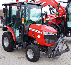 Tracteur agricole compact 4x4 Massey Ferguson 1735M d'occasion 2022, 2 roues motrices, 45 CV, transmission par engrenages, pompe haute performance, garantie 1 an, vidéo - Product Image 1