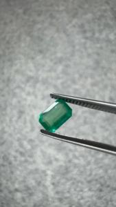 Émeraude Naturelle Zambienne 0,49 Ct Forme Octogonale Pierre Précieuse Verte Lâche Certifiée par un Certificat Tierce Partie pour Bague Fine et Pendentif - Product Image 3