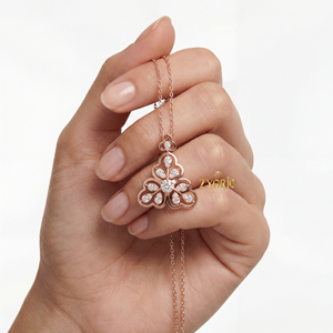 Colgante de Diamantes con Trébol Floral en Oro Rosa con Cadena de Eslabones en Oro de 14K y 18K, Joyería Elegante y de Lujo para Compromiso y Boda - Product Image 4