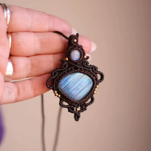 Collier en macramé fait main en labradorite, cordon marron et accents dorés, pendentif bohème de guérison - Product Image 1