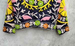 Veste en velours noir pour femmes, brodée de fleurs Suzani, manches longues, col montant, faite à la main, style bohème, vêtement d'extérieur pour l'automne - Product Image 3