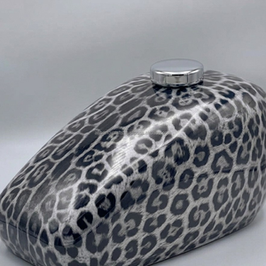 Tanque de Combustible para Bicicleta de Aluminio Fundido Pesado, Estilo Aerodinámico, Acabado Metálico Brillante, Urna de Homenaje a la Carrera, Fabricante Directo B2B - Product Image 5