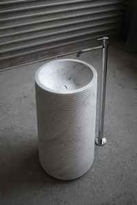 อ่างล้างหน้าหินอ่อนทรงเหลี่ยมพร้อมฐานตั้ง ดีไซน์ทันสมัย ความจุ 12 ลิตร ผิวโครเมียม สำหรับใช้ในคลังสินค้า พร้อมที่ระบายน้ำ - Product Image 2