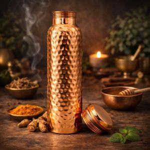 Botella de agua de cobre que resuelve las preocupaciones sobre el uso de plástico con una alternativa metálica reutilizable y duradera para una hidratación a largo plazo. - Product Image 2