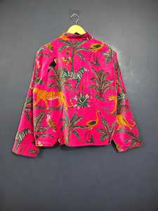 เสื้อแจ็คเก็ตผ้ากำมะหยี่สีชมพูพิมพ์ลายทรอปิคอล คอจีน แขนยาว ทรงหลวม สวมใส่สบาย เหมาะสำหรับฤดูร้อน ผลิตจากผ้าฝ้าย 100% คุณภาพสูง - Product Image 2