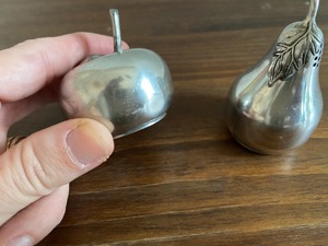 Salière et poivrière en métal argenté en forme de fruit, élégante et créative, accessoire de table pour la maison et les cafés, provenant d'Inde. - Product Image 5