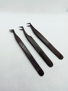 MAHFOOZ INSTRUMENTS Pince à épiler haute performance en acier inoxydable noir, personnalisable avec étiquette privée et motif drapeau sur la poignée - Product Image 4