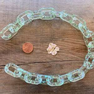 Art en résine décoratif. Nouvelle conception colorée. Chaînes en résine, grandes et petites tailles disponibles, et personnalisation du logo. - Product Image 1