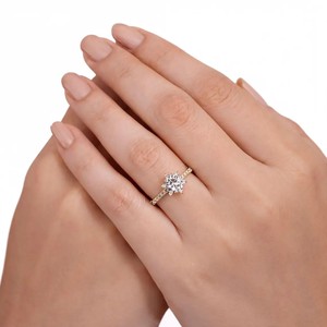 Bague de fiançailles demi-éternité en or massif 10K 14K 18K avec diamant rond de laboratoire, motif floral, couleur DEF, clarté VSVVS, certifiée IGI - Product Image 3