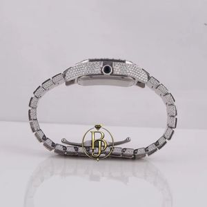 Montre de luxe carrée Briva avec cadran à chiffres romains, aiguilles bleues, couronne ornée de pierres précieuses, bracelet somptueux et étincelant, mouvement à quartz - Product Image 4