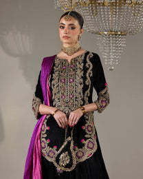 Elegante y Exclusivo Traje Salwar Farsi en Tela de Terciopelo, Top, Pantalón y Dupatta de Viscosa con Bordado de Hilo y Lentejuelas - Product Image 3