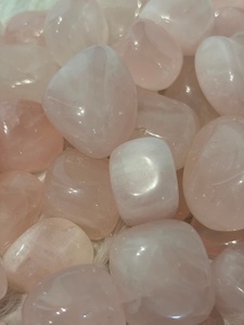 Piedra de cuarzo rosa pulida con delicada coloración rosa, superficie lisa y forma redondeada para colecciones de cristales decorativos. - Product Image 1