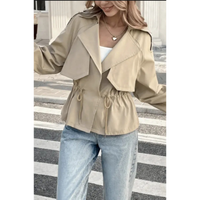 Veste trench courte à cordon de serrage ou parka utilitaire cintrée, style streetwear contemporain, décontracté chic, col inspiré du trench classique